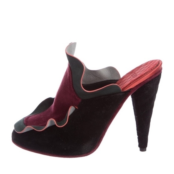 Fendi Black and Burgundy Suede Ruffle Mules - Picture 8 of 15